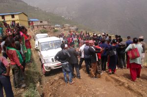 तिलागुफाको छाप्रेमा जिप गुड्दै ।